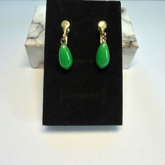 Vintage Green Drop Screwback Earrings - Picture 2 of 3